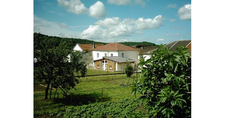 L'arrière du gîte et de labibliothèque - médiathèque.